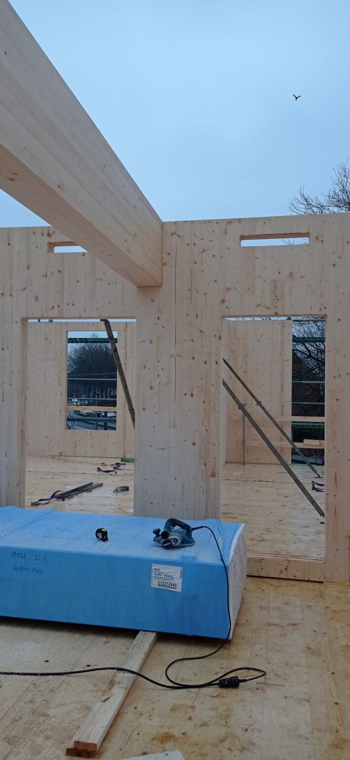 bureau_étude_ bois_timber_wood_engineering_ CLT_Cross laminated timber_GLT_Bois lamellé collé_ossature bois_lamibois_LVL_Glulam_stabilité_bureau d'étude structure_ingénieur bois_résille_treillis_panneau_circularité_bas carbone_poutre_colonne_école en structure bois_bureau en structure bois_crèche en bois_ batiment bois_RT2020_ European green deal_calcul d'assemblage bois_cadwork_étude d'exécution_calcul