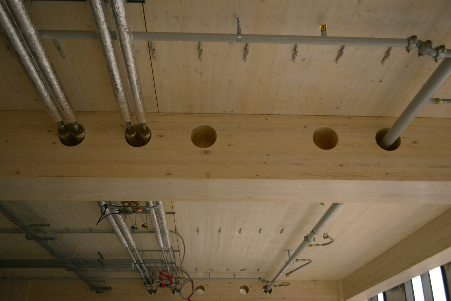 bureau_étude_ bois_timber_wood_engineering_ CLT_Cross laminated timber_GLT_Bois lamellé collé_ossature bois_lamibois_LVL_Glulam_stabilité_bureau d'étude structure_ingénieur bois_résille_treillis_panneau_circularité_bas carbone_poutre_colonne_école en structure bois_bureau en structure bois_crèche en bois_ batiment bois_RT2020_ European green deal_calcul d'assemblage bois_cadwork_étude d'exécution_calcul