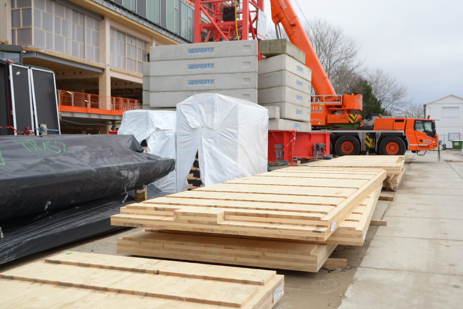 bureau_étude_ bois_timber_wood_engineering_ CLT_Cross laminated timber_GLT_Bois lamellé collé_ossature bois_lamibois_LVL_Glulam_stabilité_bureau d'étude structure_ingénieur bois_résille_treillis_panneau_circularité_bas carbone_poutre_colonne_école en structure bois_bureau en structure bois_crèche en bois_ batiment bois_RT2020_ European green deal_calcul d'assemblage bois_cadwork_étude d'exécution_calcul